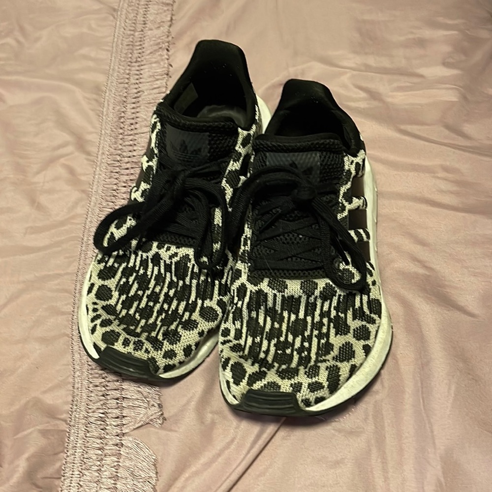 Adidas swift run tennis shoes